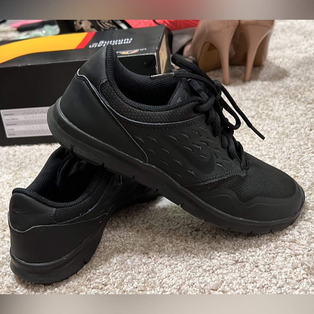 Black Nike shoes for women 7.5